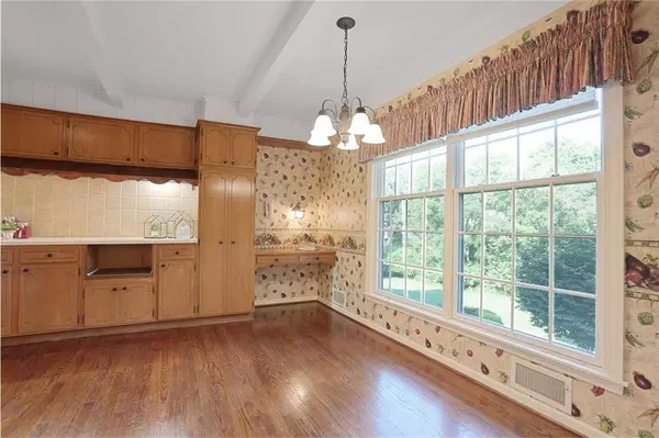 6705 Dawn LN, Kansas City, MO 64151