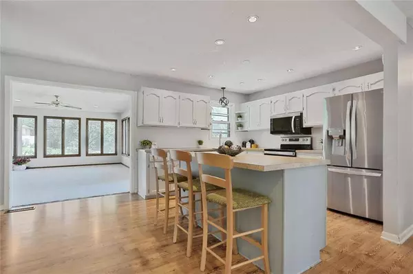 1139 N Walker LN, Olathe, KS 66061