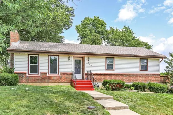 1139 N Walker LN, Olathe, KS 66061