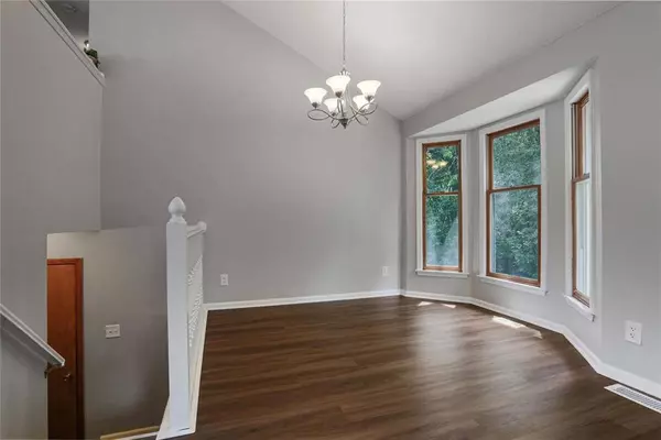 6486 NW Valley DR, Parkville, MO 64152