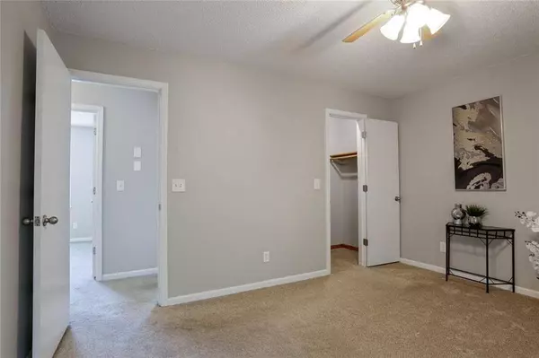 6486 NW Valley DR, Parkville, MO 64152