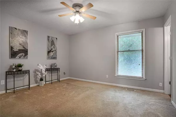 6486 NW Valley DR, Parkville, MO 64152