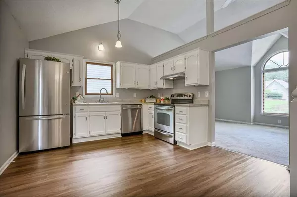 6486 NW Valley DR, Parkville, MO 64152