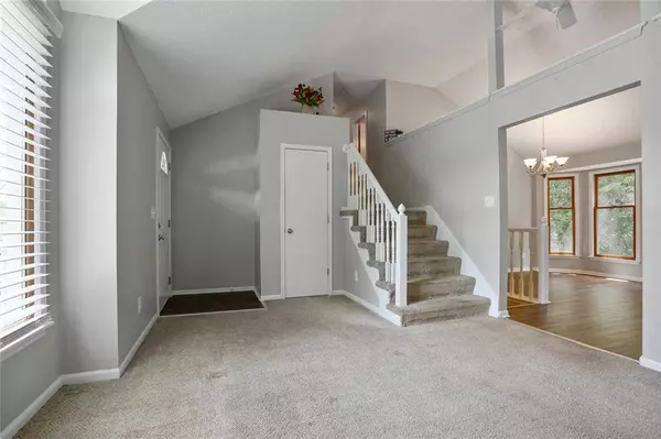 6486 NW Valley DR, Parkville, MO 64152