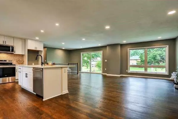 7810 NW Bluegrass DR, Parkville, MO 64152