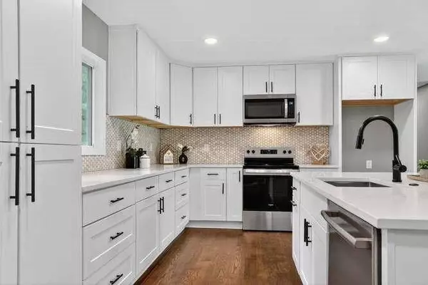 7810 NW Bluegrass DR, Parkville, MO 64152