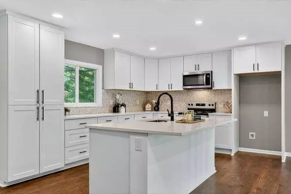 7810 NW Bluegrass DR, Parkville, MO 64152