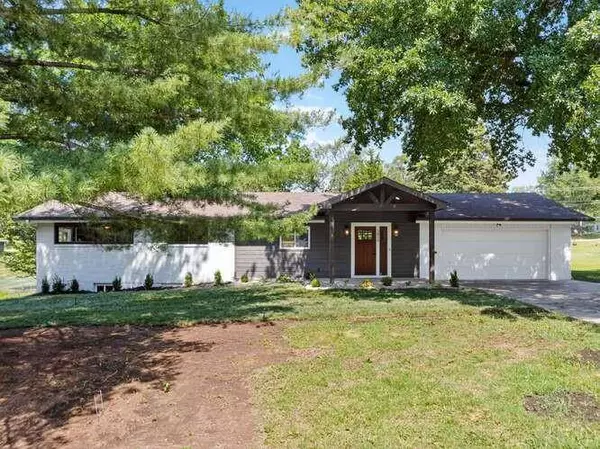 7810 NW Bluegrass DR, Parkville, MO 64152