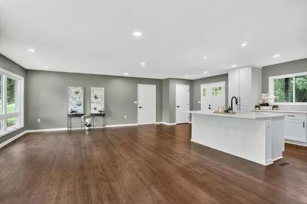 7810 NW Bluegrass DR, Parkville, MO 64152