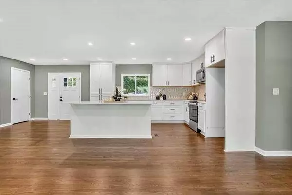 7810 NW Bluegrass DR, Parkville, MO 64152