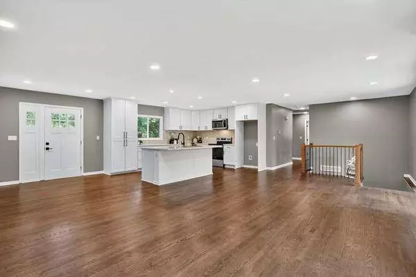 7810 NW Bluegrass DR, Parkville, MO 64152