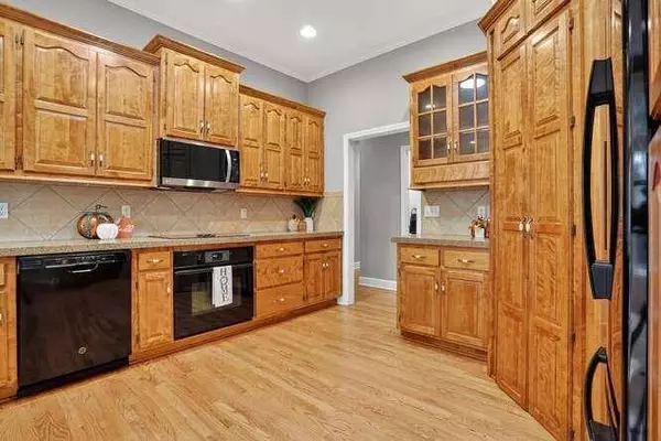 5609 NW 82nd ST, Kansas City, MO 64151