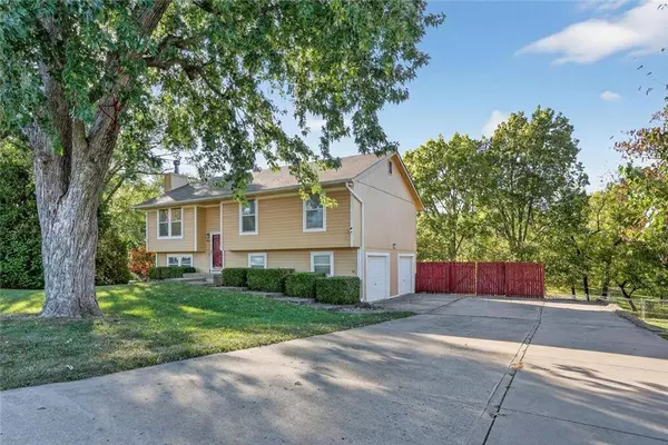 8900 N LATHROP DR, Kansas City, MO 64155