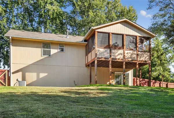 8900 N LATHROP DR, Kansas City, MO 64155