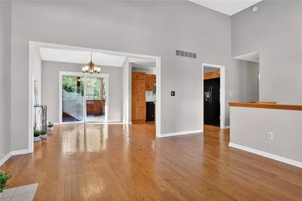 8900 N LATHROP DR, Kansas City, MO 64155