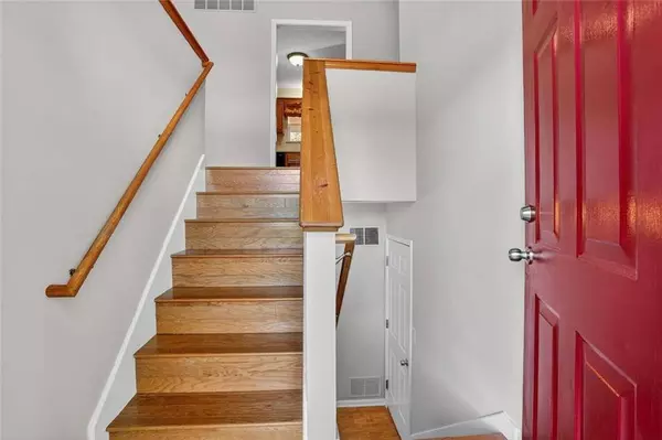 8900 N LATHROP DR, Kansas City, MO 64155