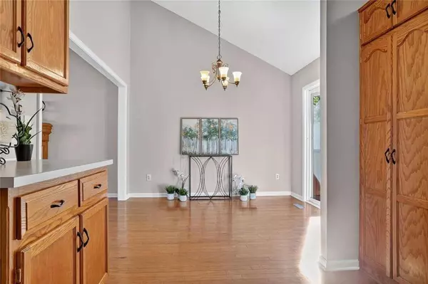 8900 N LATHROP DR, Kansas City, MO 64155