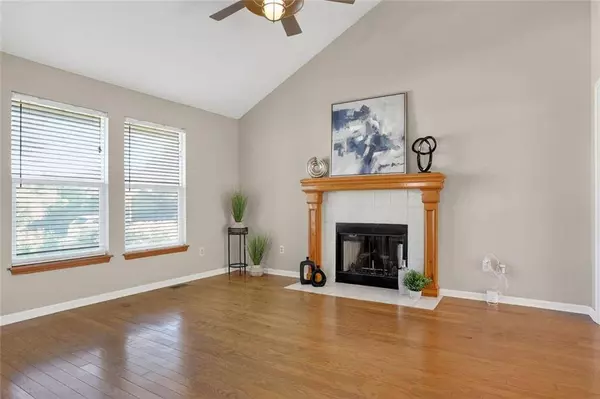 8900 N LATHROP DR, Kansas City, MO 64155