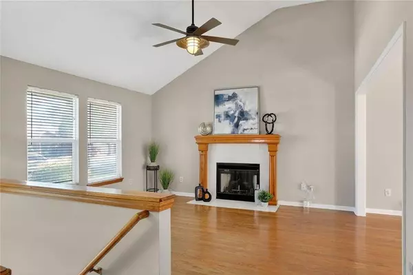 8900 N LATHROP DR, Kansas City, MO 64155