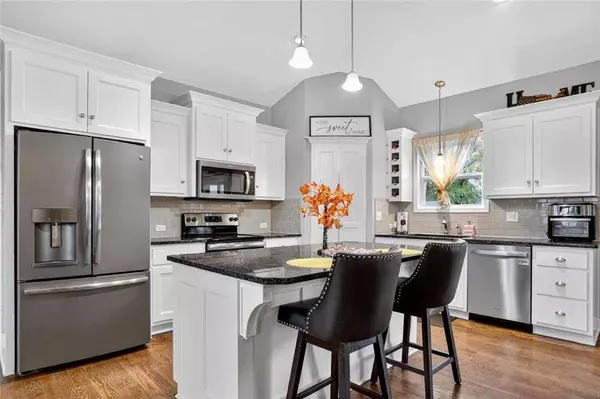 1402 NE 182nd ST, Smithville, MO 64089