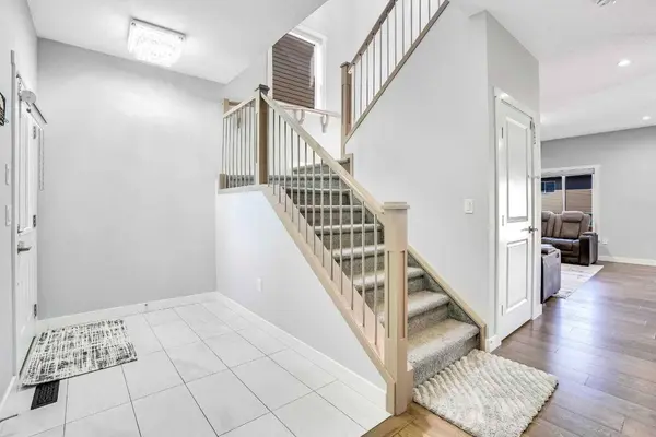 298 Corner Meadows WAY NE, Calgary, AB T3N 1Y4