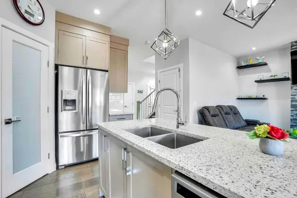 298 Corner Meadows WAY NE, Calgary, AB T3N 1Y4