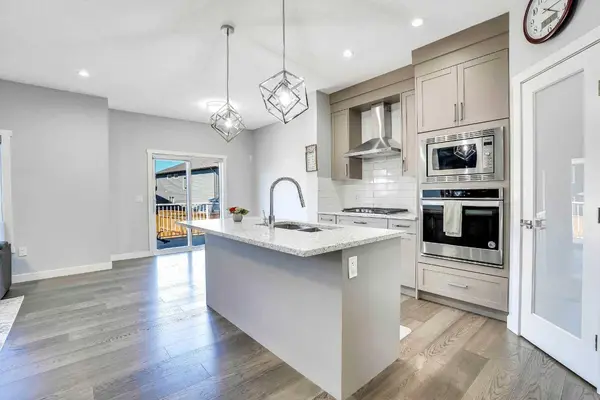 298 Corner Meadows WAY NE, Calgary, AB T3N 1Y4