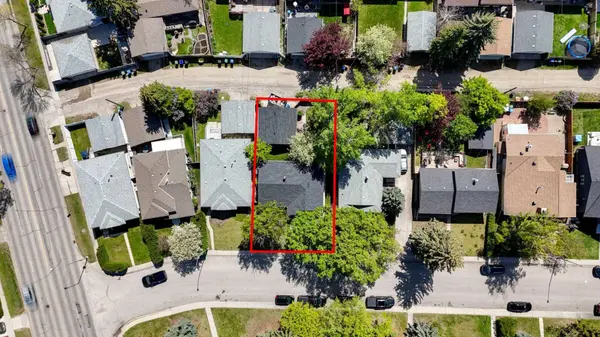 65 Hamlet RD SW, Calgary, AB T2V 3C9
