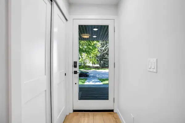 65 Hamlet RD SW, Calgary, AB T2V 3C9