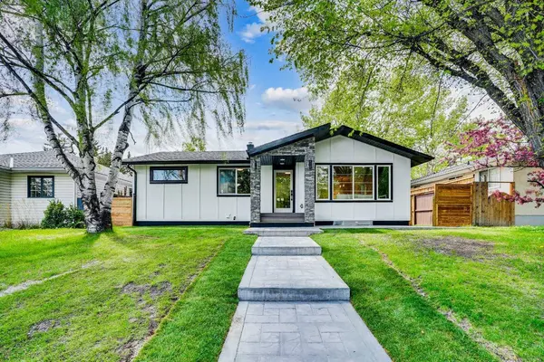65 Hamlet RD SW, Calgary, AB T2V 3C9
