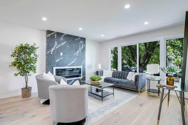 65 Hamlet RD SW, Calgary, AB T2V 3C9