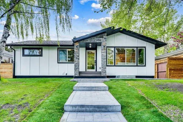 65 Hamlet RD SW, Calgary, AB T2V 3C9