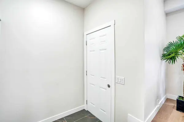 7844 21A ST SE, Calgary, AB T2C 1Z2