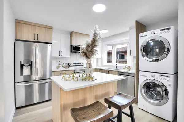 3038 Dover RD SE, Calgary, AB T2B 1V6