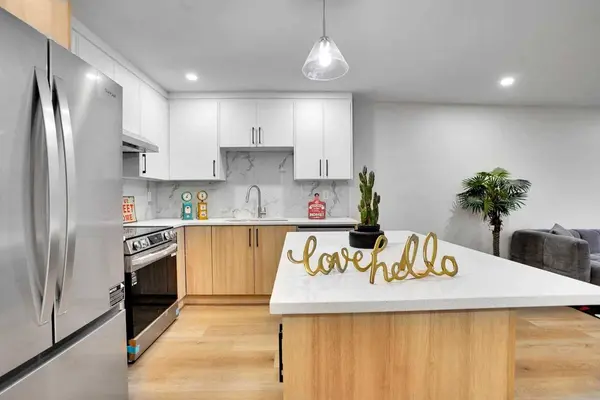 903B Queensland DR SE, Calgary, AB T2J 5E5