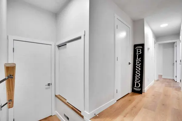 903B Queensland DR SE, Calgary, AB T2J 5E5