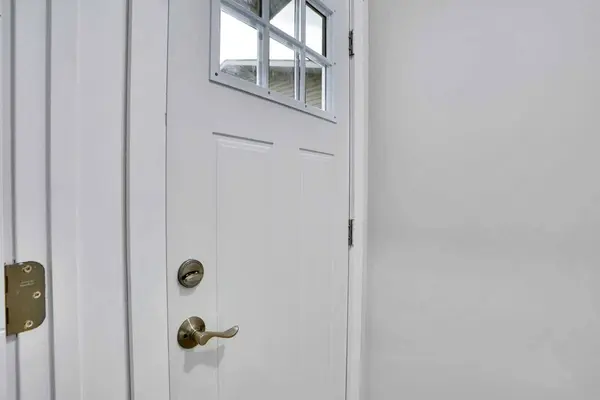 903B Queensland DR SE, Calgary, AB T2J 5E5