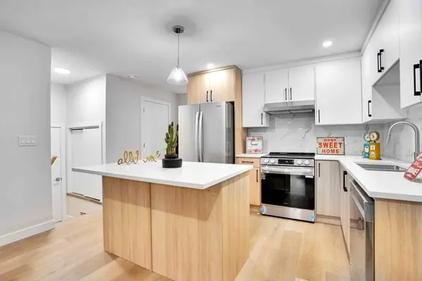 903B Queensland DR SE, Calgary, AB T2J 5E5