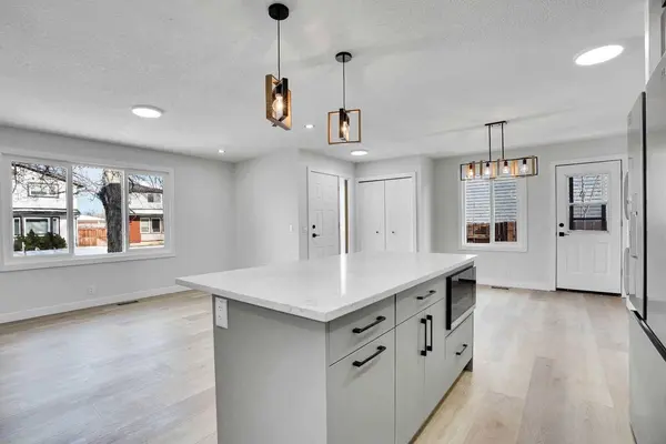 139 Castleglen WAY NE, Calgary, AB T3J 1V2