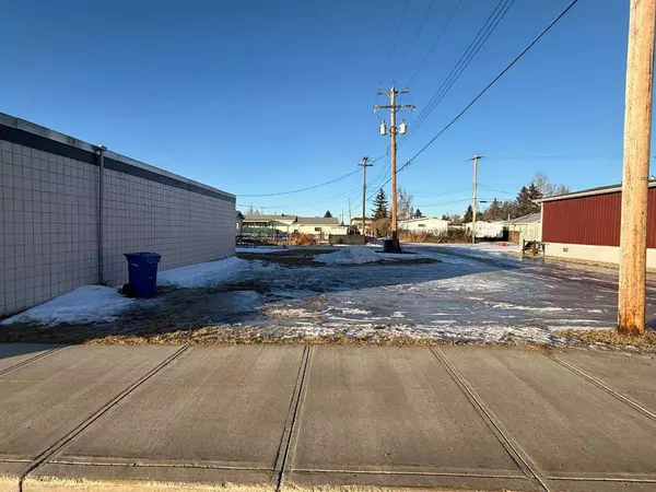 2002 20 AVE, Bowden, AB T0M 0K0