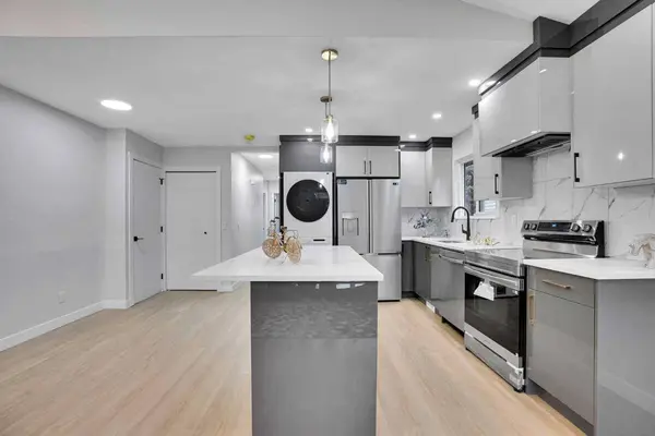 23 Shawmeadows PL SW, Calgary, AB T2Y 1G3