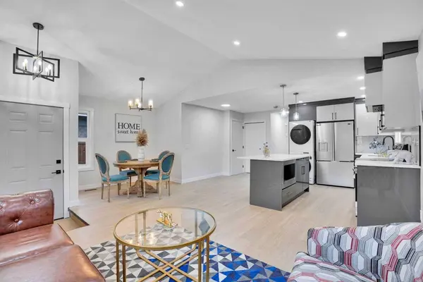 23 Shawmeadows PL SW, Calgary, AB T2Y 1G3