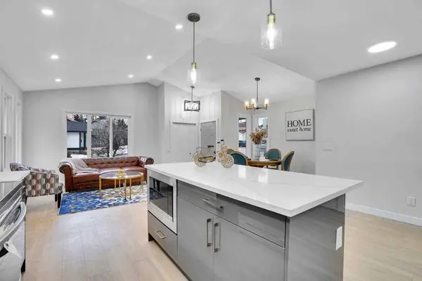 23 Shawmeadows PL SW, Calgary, AB T2Y 1G3