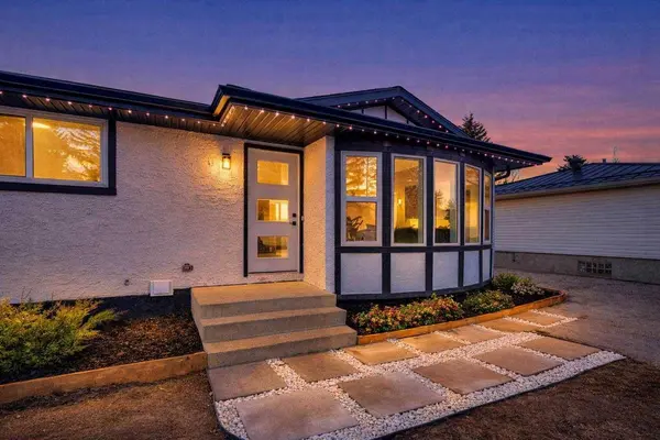 12112 Canfield RD SW, Calgary, AB T2W 1V2