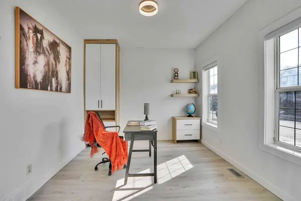 92 Prestwick Heath SE, Calgary, AB T2Z 4E4