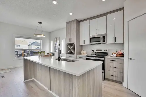 92 Prestwick Heath SE, Calgary, AB T2Z 4E4