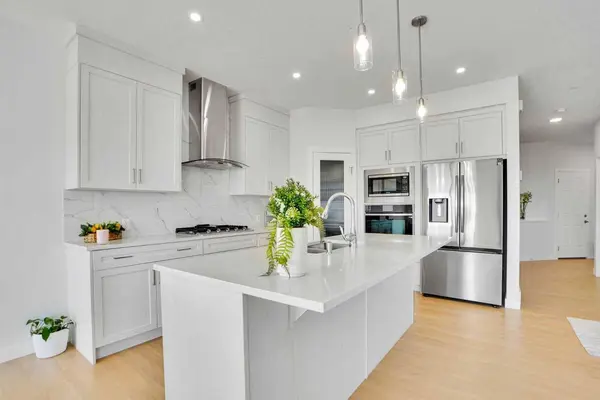 126 Hotchkiss MNR SE, Calgary, AB T3S 0G1