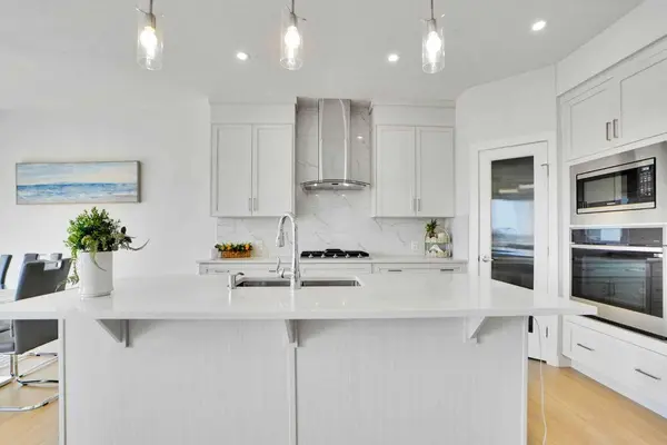 126 Hotchkiss MNR SE, Calgary, AB T3S 0G1
