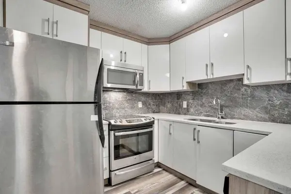 903 44 ST SE #D, Calgary, AB T2A 5K7