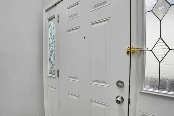 903 44 ST SE #D, Calgary, AB T2A 5K7